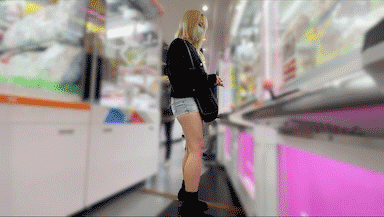 超デニムミニのTフロントギャルとゲーセンデート!柔やわな太ももをたまらず触りまくるw