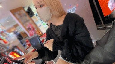 超デニムミニのTフロントギャルとゲーセンデート!柔やわな太ももをたまらず触りまくるw