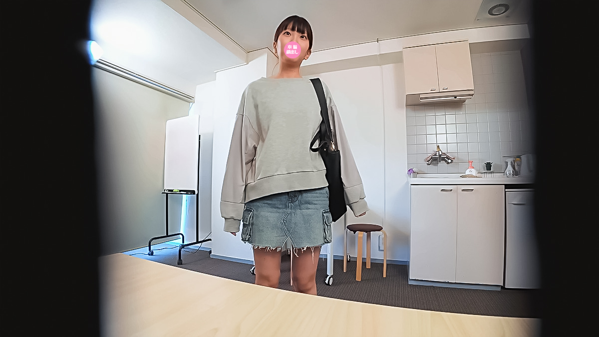 極上の原石女子をスカウト!vol.3 デニムミニスカで事務所掃除してくれたのでスカートの中を至近距離撮影してみた