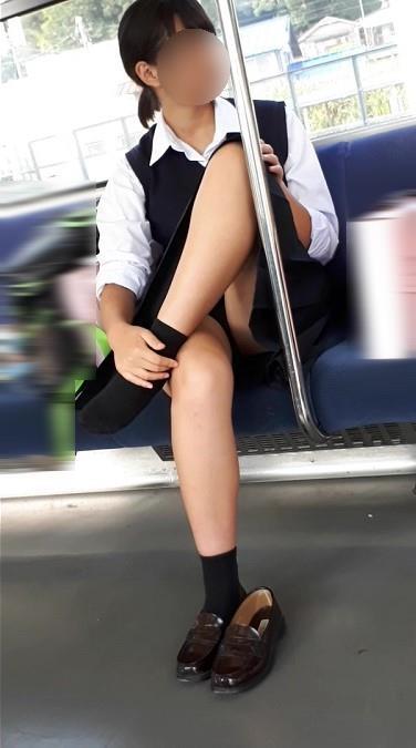 【再販】電車対面2 パンツを見せつけてくる美人制服女子ちゃん