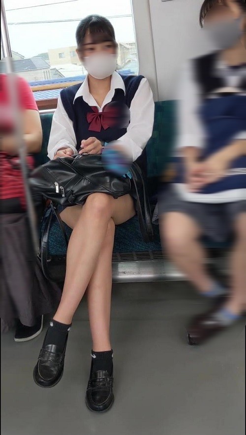 【再販】電車対面3 スタイル抜群な制服女子の生足生太もも