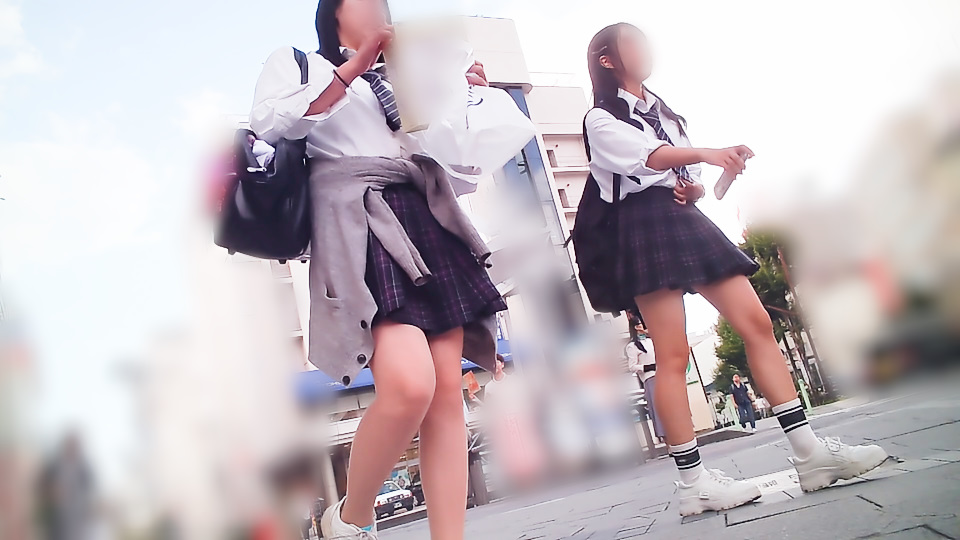 【風チラハプニングあり】制服JKちゃん2人組の美味しそうな生脚をいろんな角度からガン見する動画