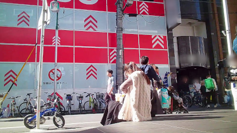 タピオカを飲むロンスカ女子の油断した一瞬を見逃さない座りPチラ