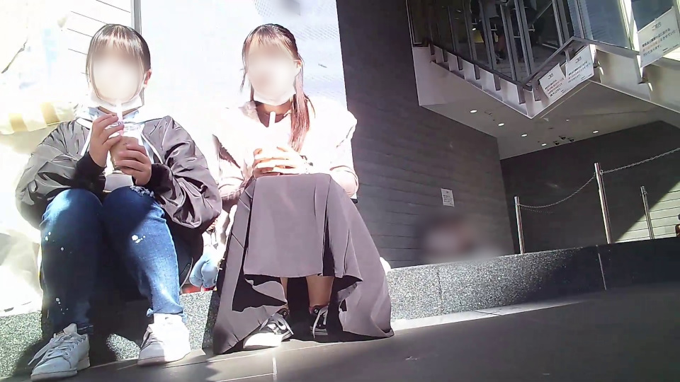 タピオカを飲むロンスカ女子の油断した一瞬を見逃さない座りPチラ