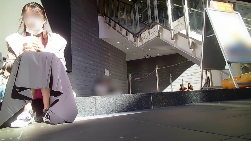 タピオカを飲むロンスカ女子の油断した一瞬を見逃さない座りPチラ