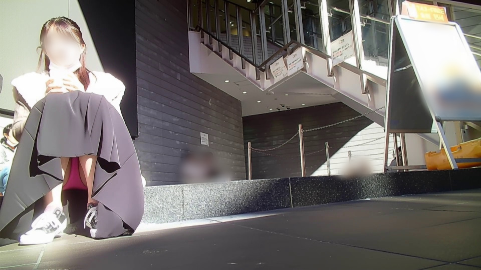 タピオカを飲むロンスカ女子の油断した一瞬を見逃さない座りPチラ