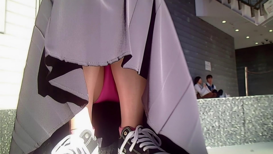 タピオカを飲むロンスカ女子の油断した一瞬を見逃さない座りPチラ