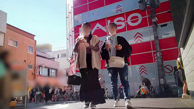 タピオカを飲むロンスカ女子の油断した一瞬を見逃さない座りPチラ