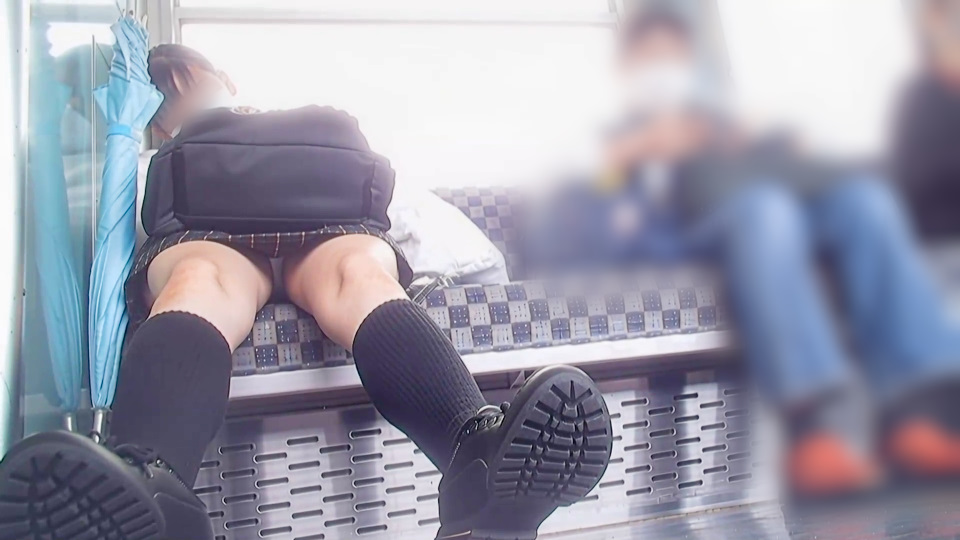 【対面Pチラ】清純系制服JKちゃんお疲れモードで遂にお股が緩んだ瞬間