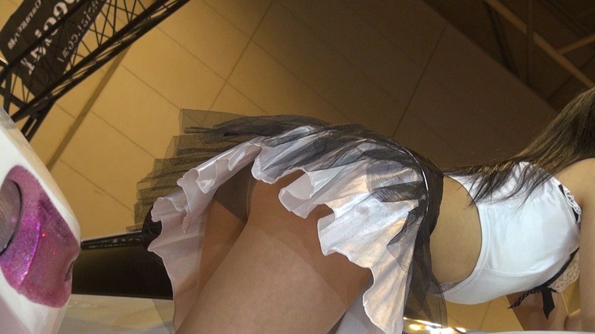 【再販】集まったカメコにテンション上がって大胆ポーズのキャンギャルはお尻丸見え状態