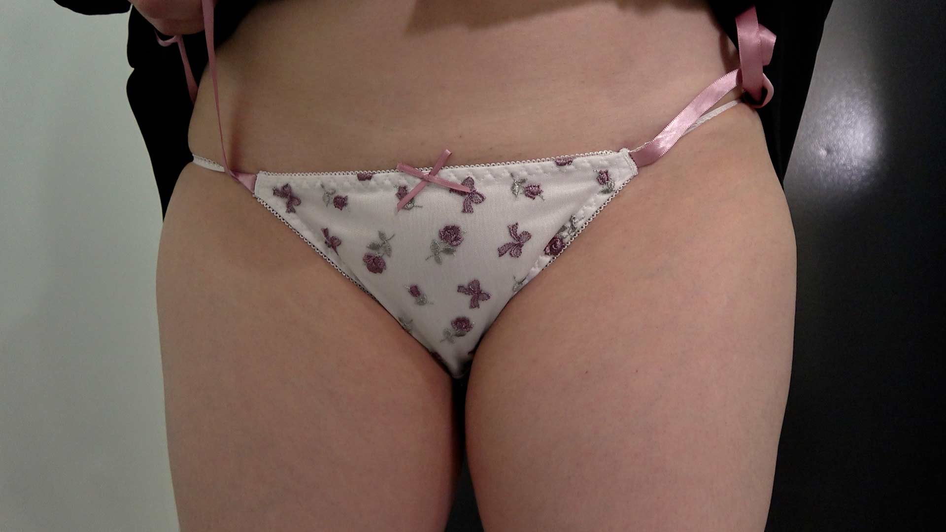 爆乳OLのオッパイお触り交渉/パンツ買取でパンチラ撮影とポージング要求【パンチラ/美尻】