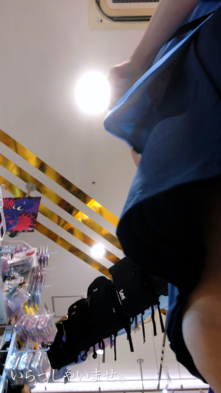 店員さん15 食い込む透けパンツの店員さん