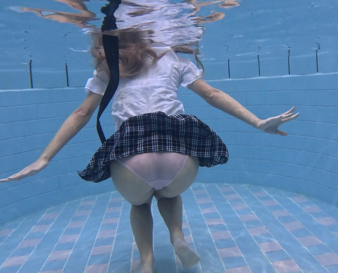 【水中えっち】完全顔出し衝撃作品でこんなことした人いるの?水中で制服生えっち