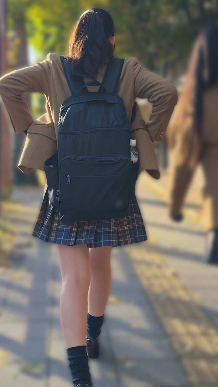 透視記録0041「チェック柄のスカートが素敵な制服女子を透視」(全4名)