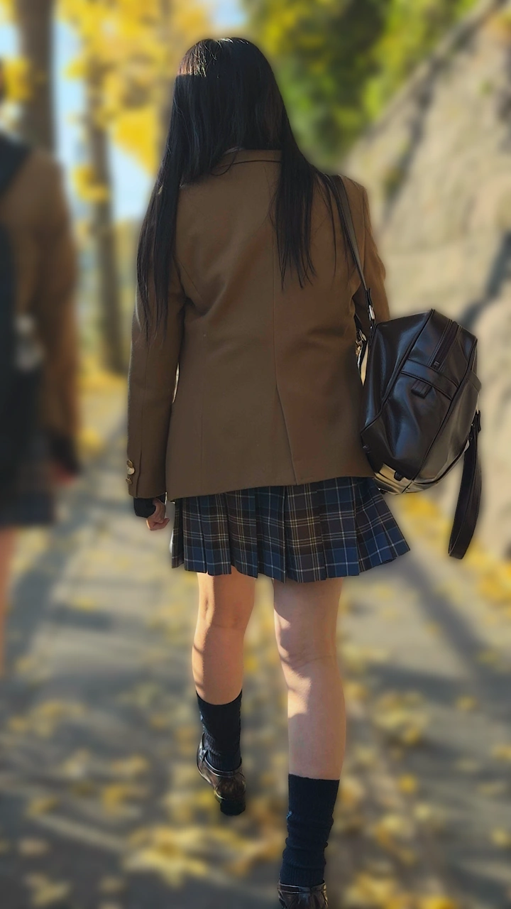 透視記録0041「チェック柄のスカートが素敵な制服女子を透視」(全4名)