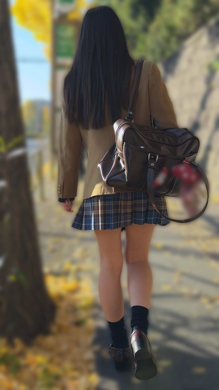 透視記録0041「チェック柄のスカートが素敵な制服女子を透視」(全4名)