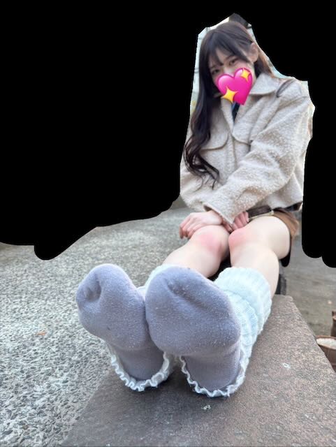 21歳JDさんレッグウォーマーとグレー靴下足裏と素足際どいショーパン太もも