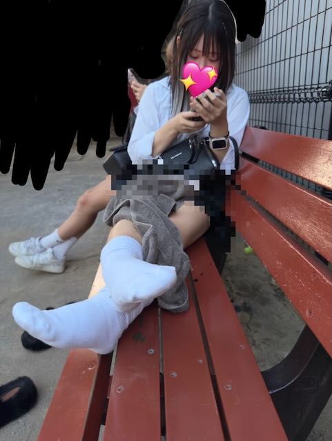 セクシー太もも美脚jkさんの制服ルーズソックス足裏とつま先＆白靴下