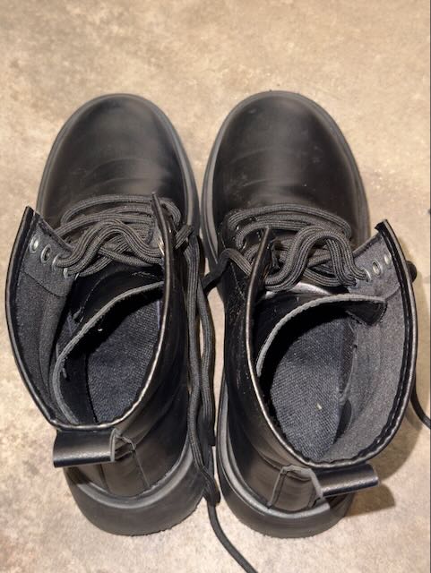 私服jkの生足美脚とほこりとゴミがつきまくりの黒靴下足裏