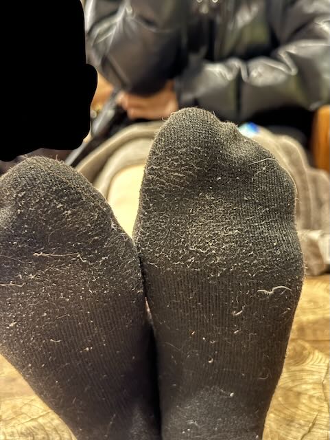 私服jkの生足美脚とほこりとゴミがつきまくりの黒靴下足裏