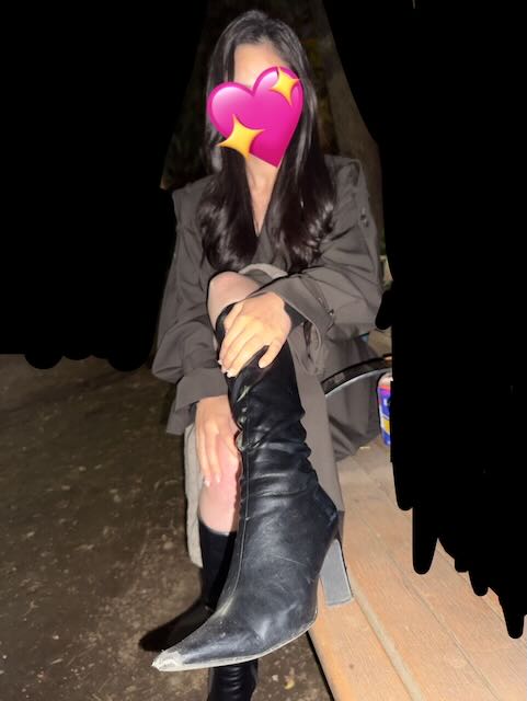 高身長な美女のかなり履いているロングブーツの美脚と白靴下つま先