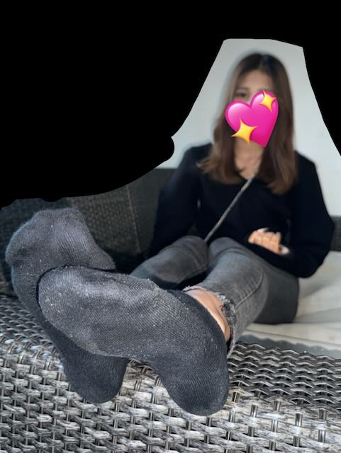 jkのLちゃん黒ずみ汚れ白スニーカーと黒靴下足裏おまけで素足足裏と足指も接写で