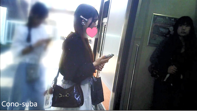 オシャレで可愛らしい女子大生の純白パンティ丸見え！