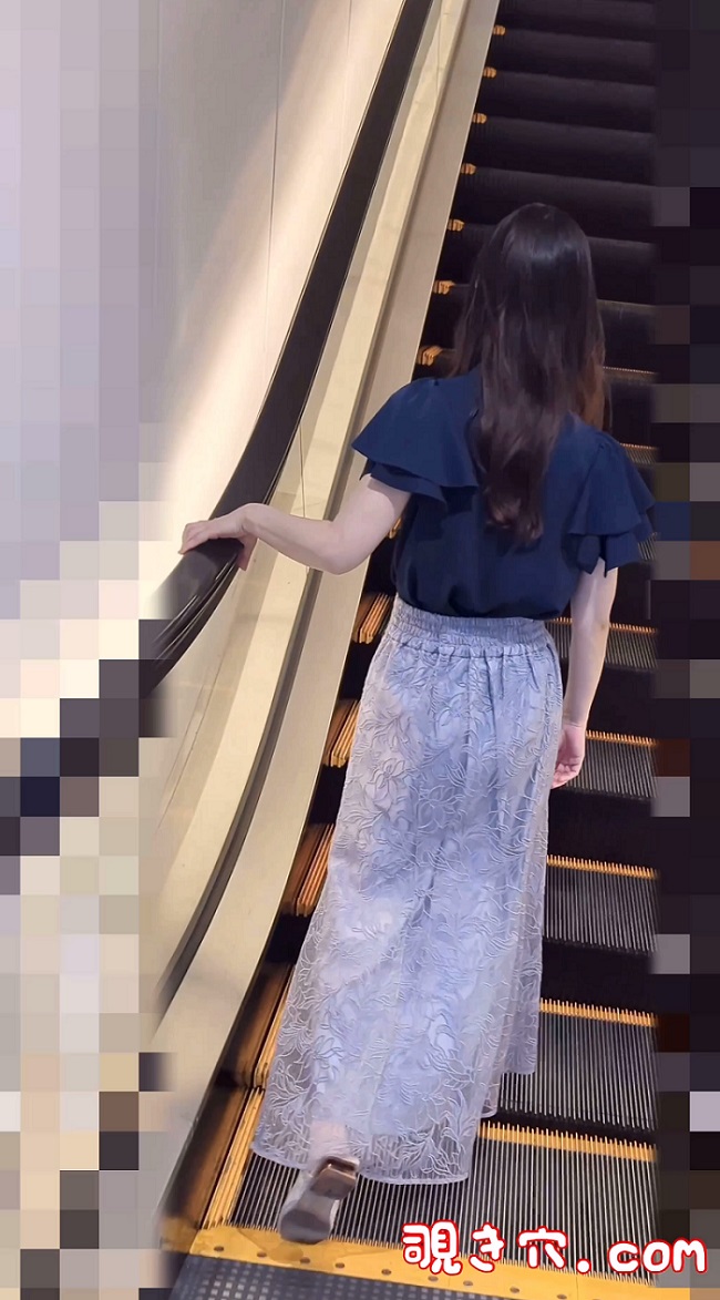【ロングスカートのお姉さん】移動中エスカレーターとエレベーターで突っ込みました。