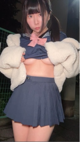 超激ミニスカセーラー服で深夜のお散歩♡