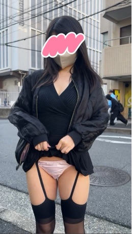 お姉さん系？ミニスカすぎてお尻丸見えぱんちら散歩♡