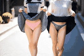 母娘揃ってパンツ見せつけ！恥ずかしすぎる親子パンチラ