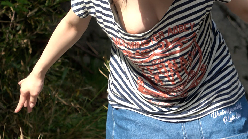 【無料サンプル】石ころ拾って前かがみになると可愛い胸が見えちゃう女子のサンプル動画