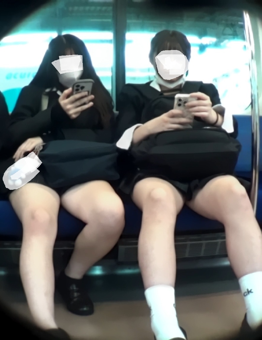 【再販】制服女子のお座り対面撮り82～仲良し二人組のエロい太もも