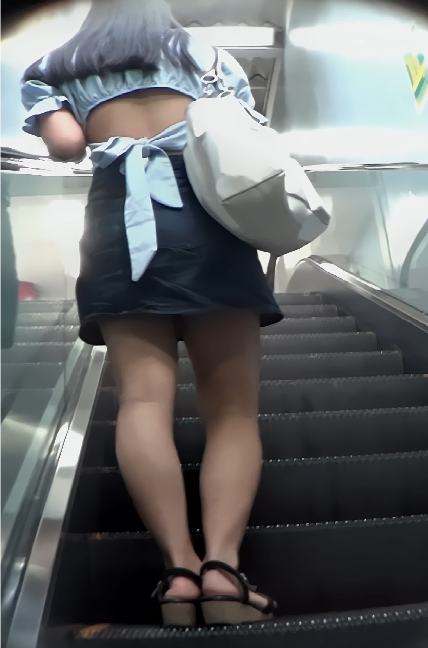 【再販】私服女子の映り込む風景2~パンティも背中も丸見え女子大生