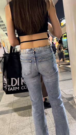 デニム女子コレクションVol.26 素敵なデカ尻フレアデニムのお姉さんと露出高めのデニムお姉さん