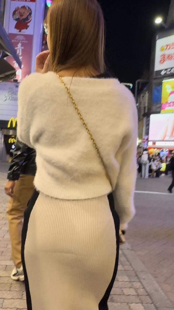 タイトスカート女子コレクションVol.43 ふっくらなヒップの華やかなタイトワンピースのお姉さん