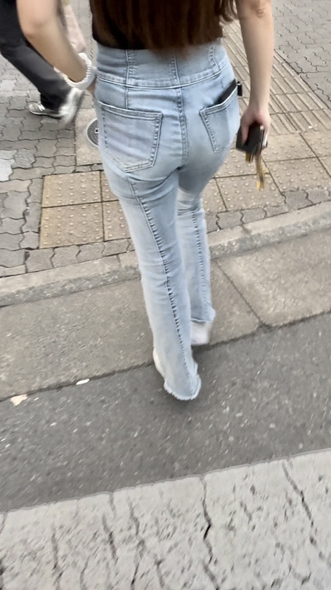 デニム女子コレクションVol.71 薄いブルーのデニムパンツのお姉さん2連発!