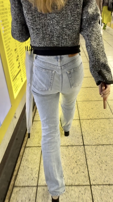 デニム女子コレクションVol.71 薄いブルーのデニムパンツのお姉さん2連発!