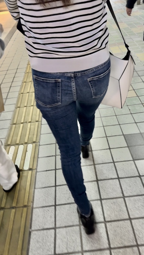 デニム女子コレクションVol.74 美脚スキニーデニムのお姉さんとウエストチラ見えフレアデニムのお姉さん