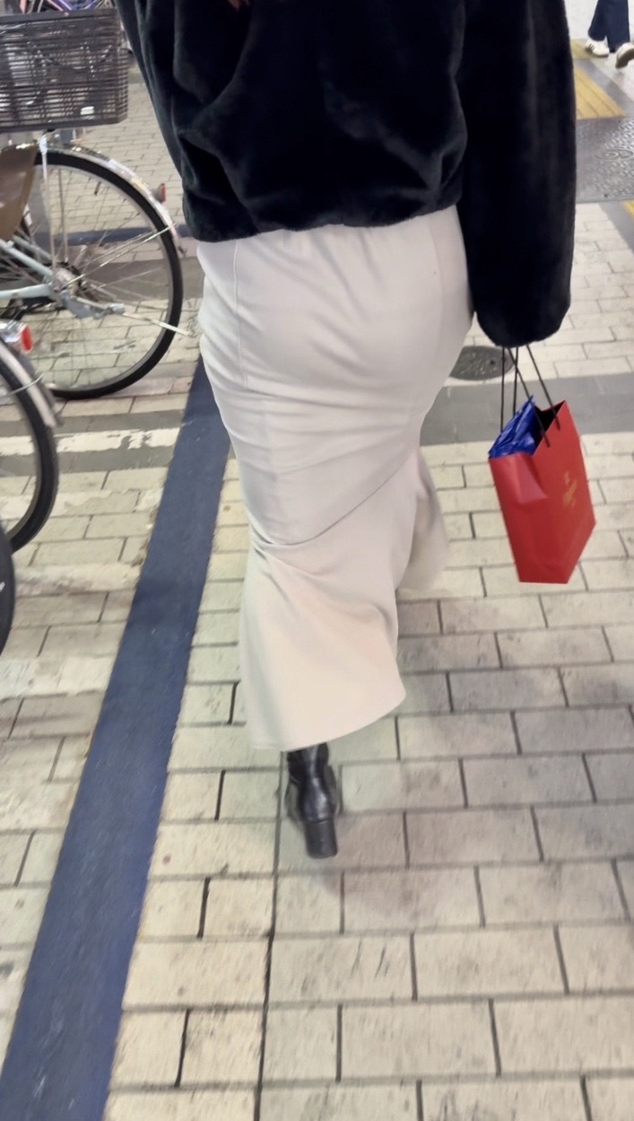 タイトスカート女子コレクションVol.49 ピチピチタイトスカートの休日のOLさんとミニワンピのロングブーツのお姉さん