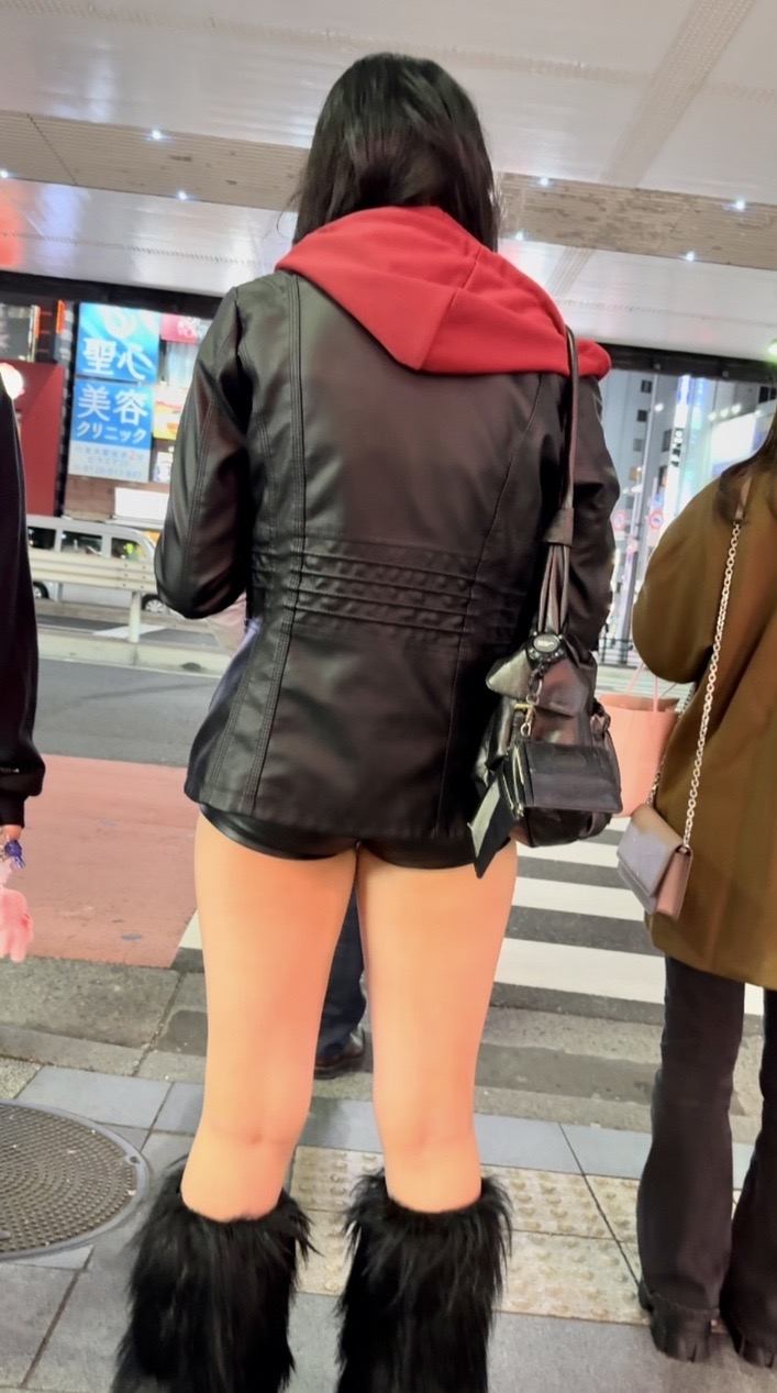 ヒップコレクションVol.40 お尻の形が丸わかりな肉感たっぷりムチムチお姉さんと美脚黒ストッキングのショーパンお姉さん!