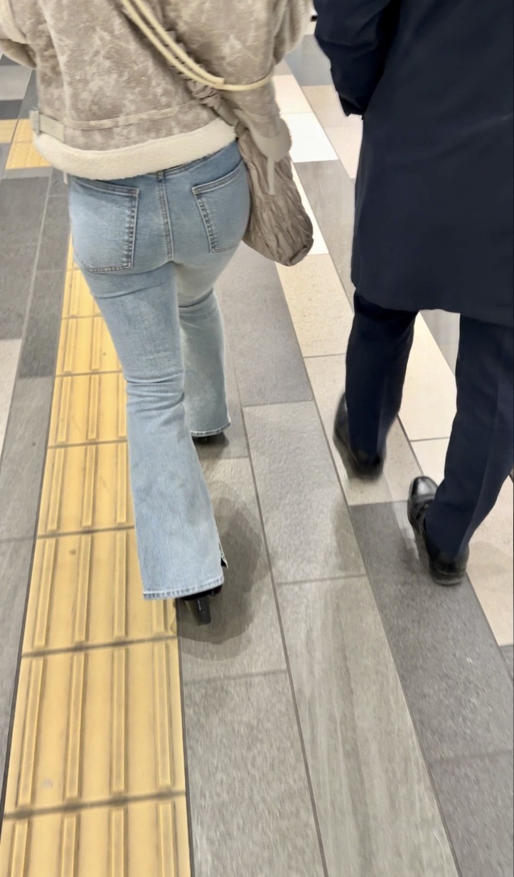 デニム女子コレクションVol.120 ゴツいベルトのスレンダーデニム尻のお姉さんとムチムチフレアデニム尻のお姉さん3選!