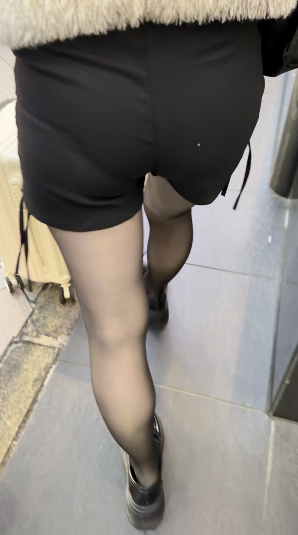 ヒップコレクションVol.61 ウエストラインとヒップがエロいタイトなショーパンの若い女の子達２選！