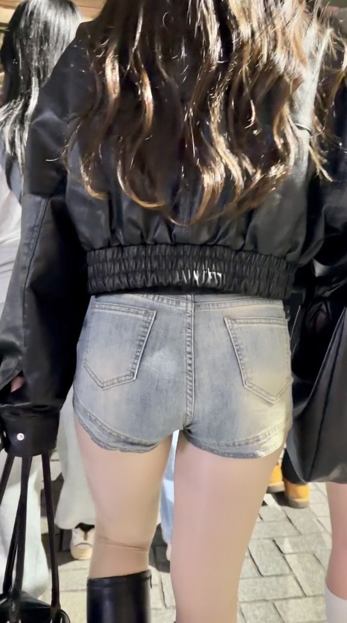 デニム女子コレクションVol.129 形のいいむっちり上向きヒップのお姉さんと白い肌に黒のショーパンが映えるデニムショーパンのエ