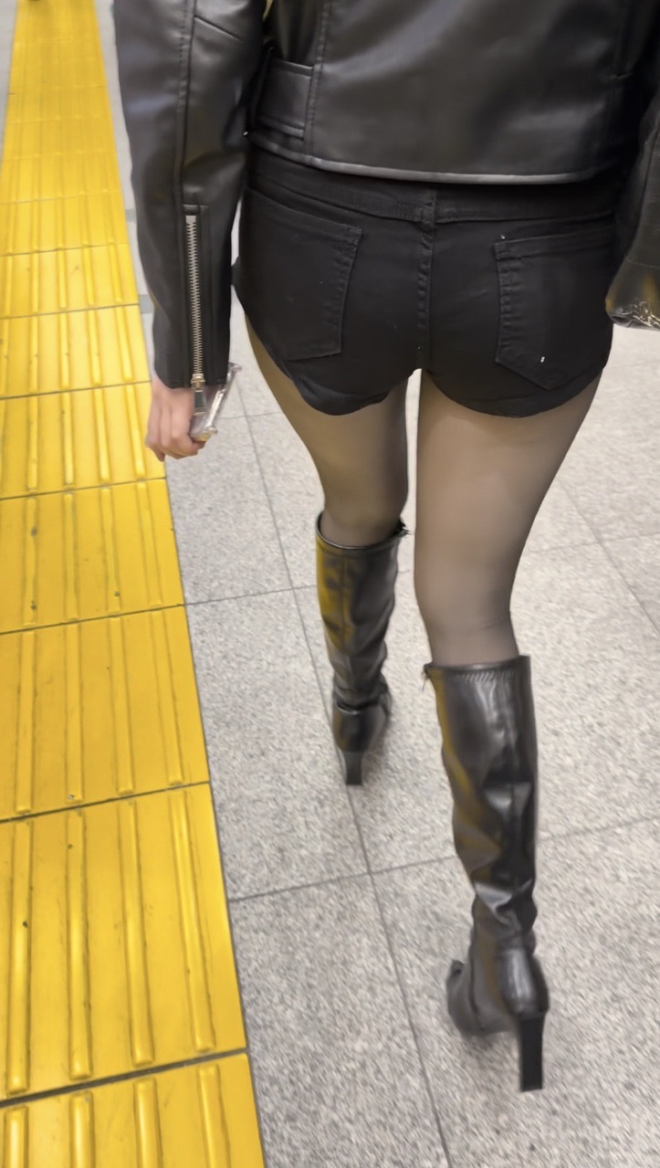 デニム女子コレクションVol.130 下尻が見えそうな美脚美尻のホットパンツのお姉さん2連発!!