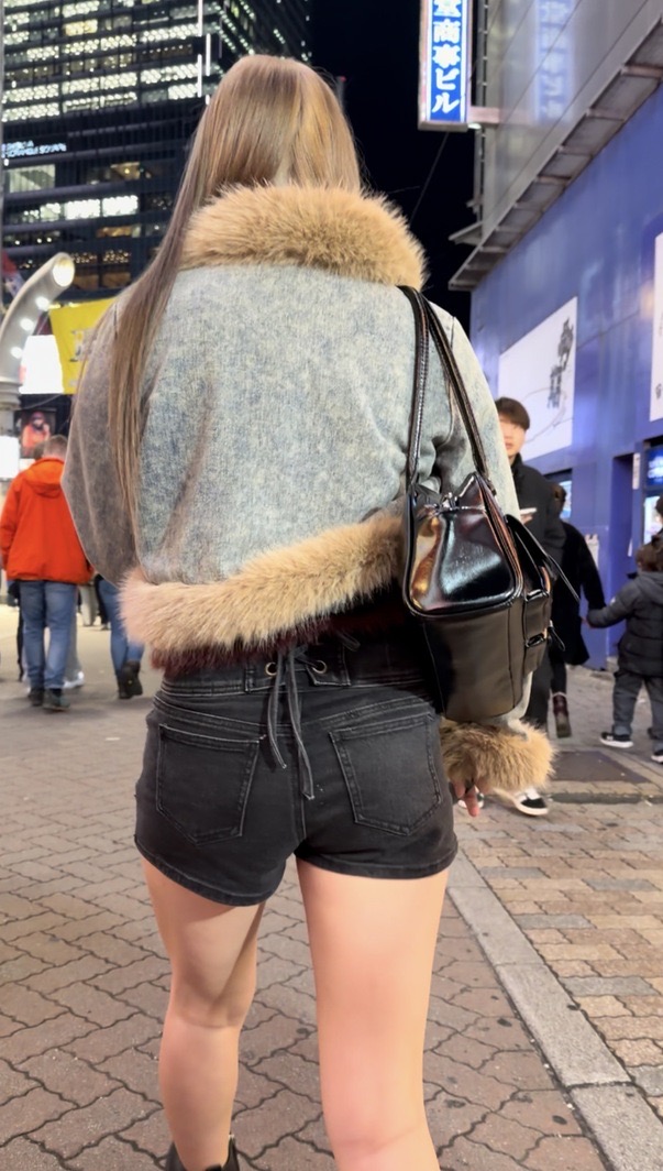 デニム女子コレクションVol.133 エロい形のデニムショーパンのお姉さん3連発!