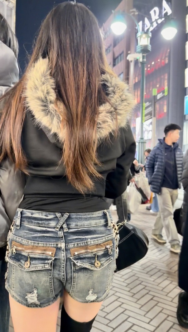 デニム女子コレクションVol.133 エロい形のデニムショーパンのお姉さん3連発!