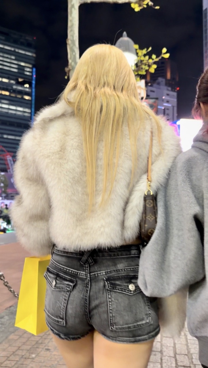 デニム女子コレクションVol.133 エロい形のデニムショーパンのお姉さん3連発!