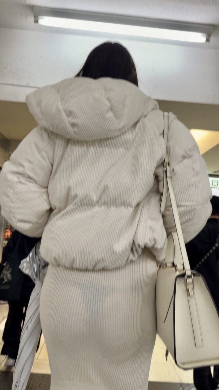 タイトスカート女子コレクションVol.59 黒のTバックパンティーがモロすけしてしまってるロングスカートのお姉さんとボディライン