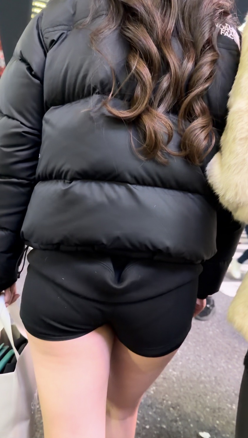 ヒップコレクションVol.74 ムチムチヒップの柔らかそうなショーパンお姉さん2選!